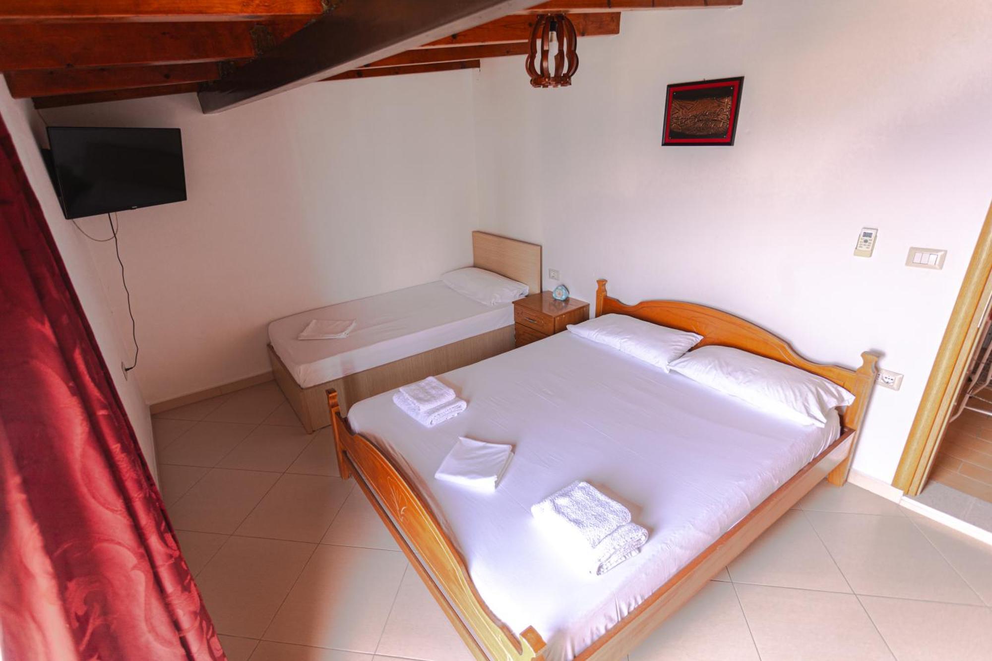 Villa Mucho Sarandë Buitenkant foto