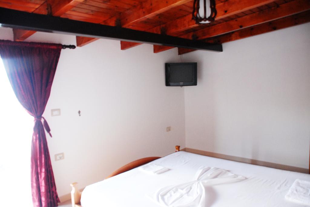 Villa Mucho Sarandë Buitenkant foto